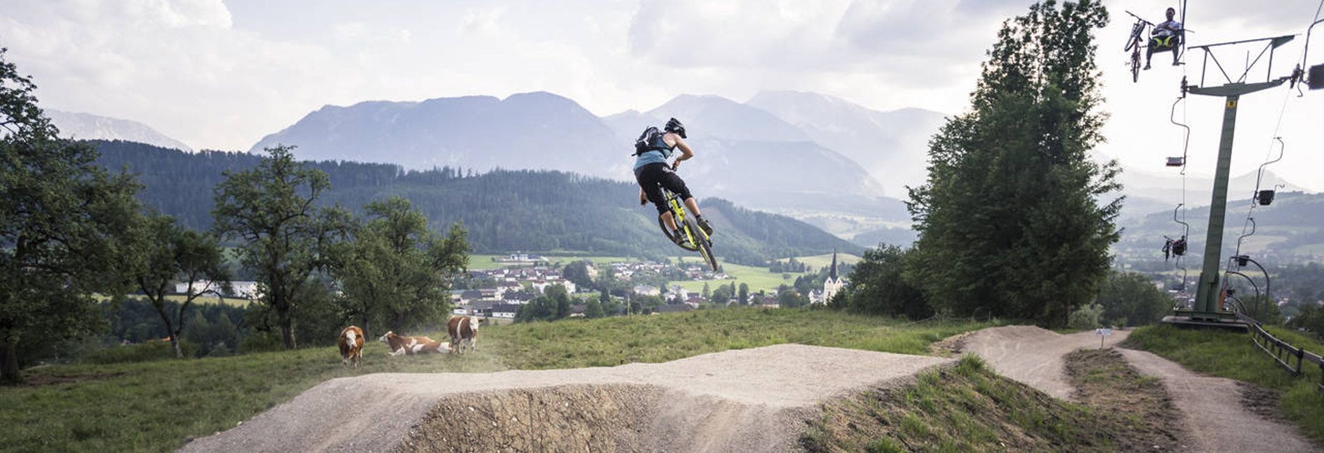 Adrenalinreicher Sprung im Bikepark Wurbauerkogel - Phyrn Priel Trailogie - copyright Roland Haschka