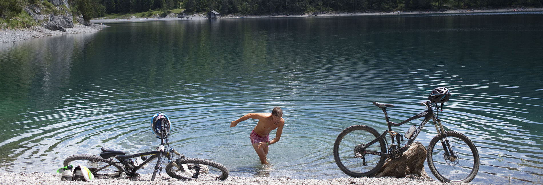 Biken direkt am See im Bikepark Lermoos - copyright Tirol Werbung / Soulas Oliver