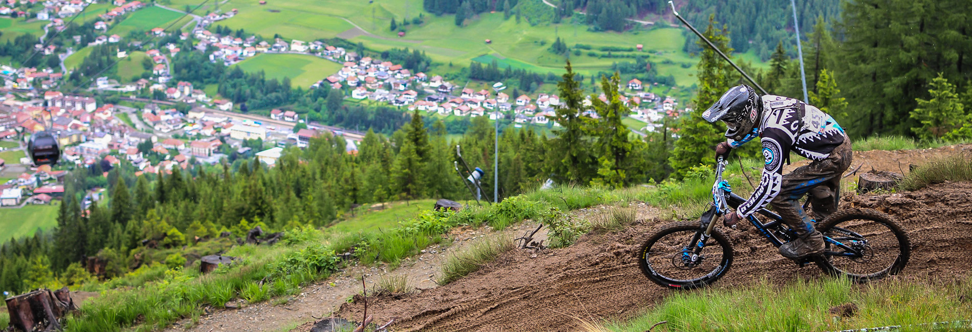 Downhill biken in Steinach am Brenner im Bikepark Tirol - copyright Felix Schüller