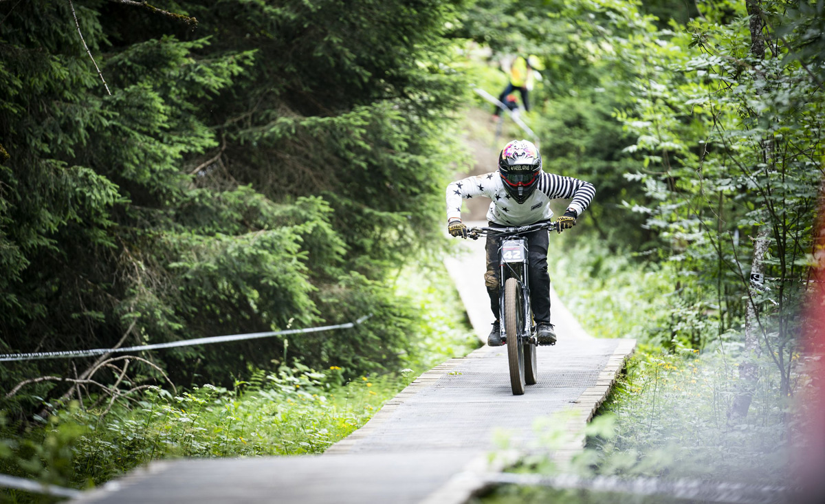 Downhill Wettkampf im Mutteralm Park - dem Bikepark in Innsbruck - copyright Tirol Werbung/ Voitl Stefan