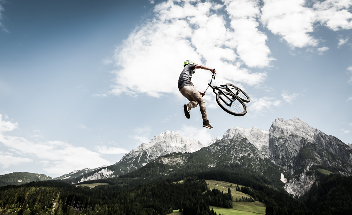 Unfallfreies Training der Biketricks in sogenannten Bagjumps in den Bikeparks in Österreich